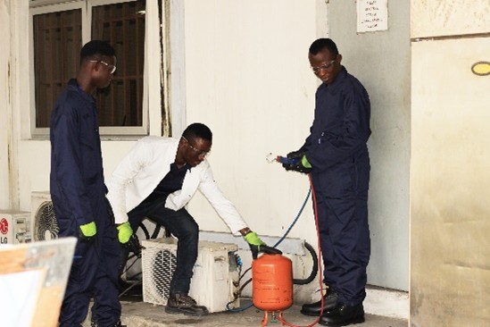 Practical session charging an air-conditioning system with refrigerant